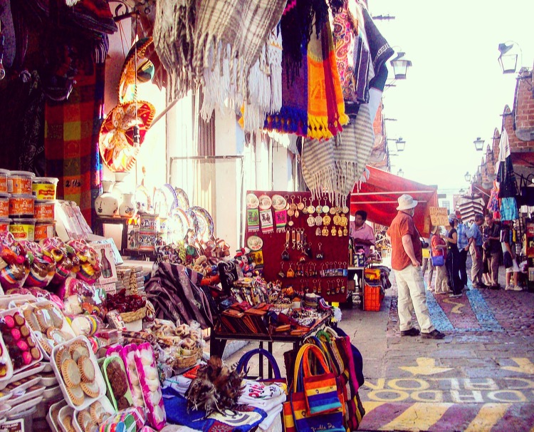 vendors at Mercado El Parián