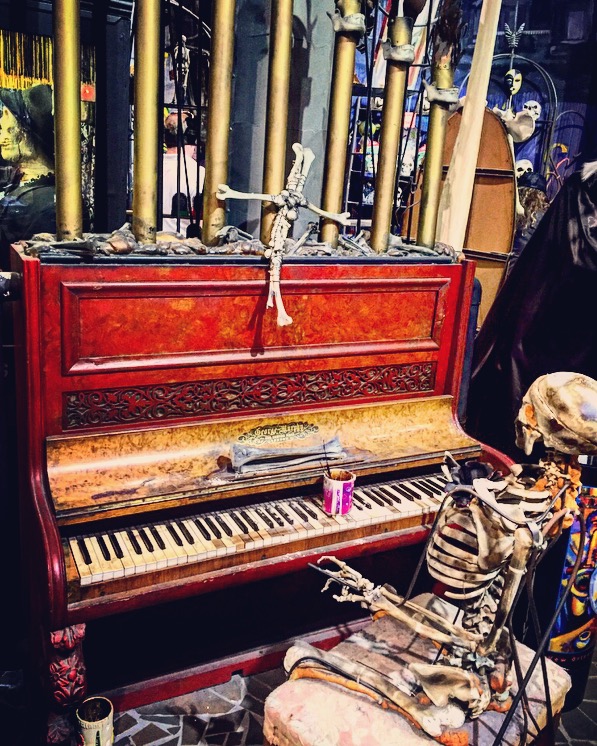 Halloween decor, skeleton playing the piano, gift shop in New Orleans