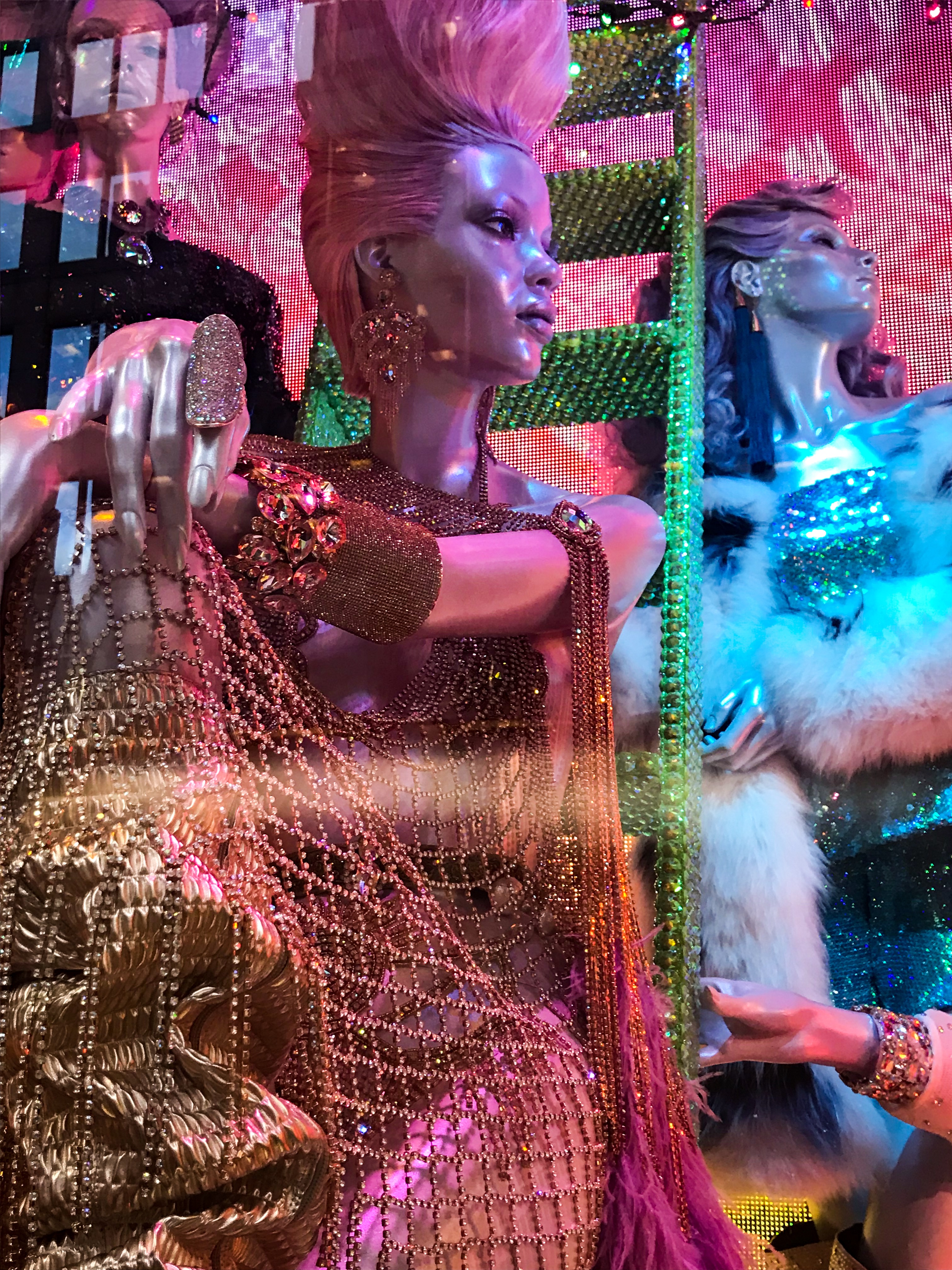 The Grinch Whoville Mannequins - The Grinch 2018 Bloomingdale's Holiday Window Display